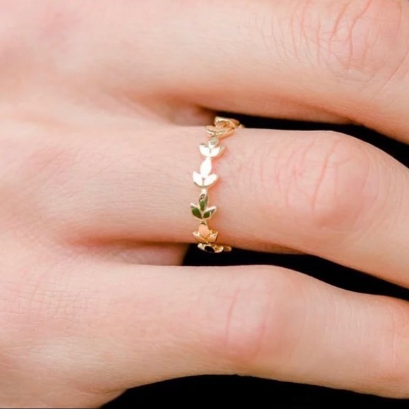 Jewelry - Eternal Vine Leaf Gold Tone Ring Size 6